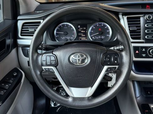 Used 2018 Toyota Highlander LE image 31