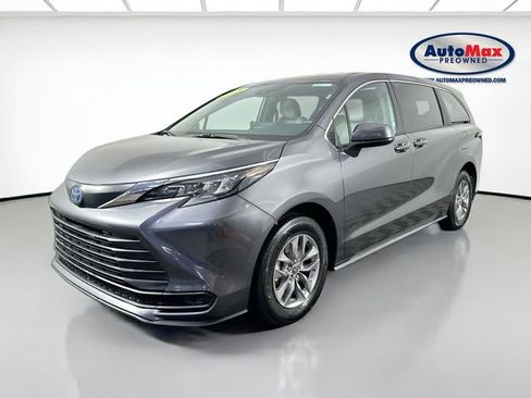 Used 2025 Toyota Sienna LE image 4