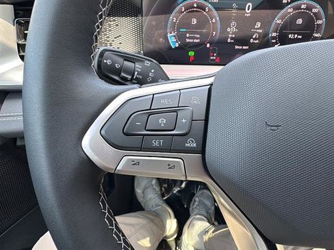 New 2026 Volkswagen Tiguan SE FWD image 17