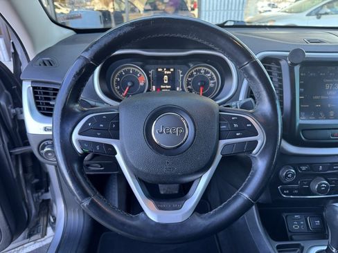 Used 2018 Jeep Cherokee Latitude Plus image 8