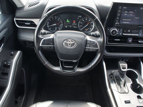 Used 2021 Toyota Highlander XLE FWD image 5