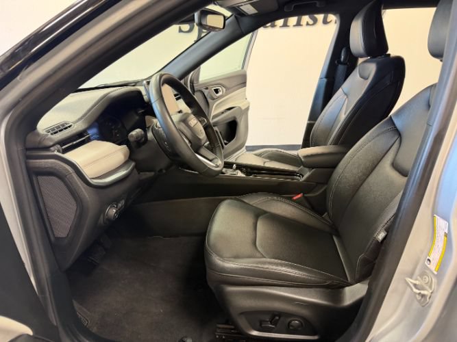 Used 2025 Jeep Compass Limited AWD/4WD image 11