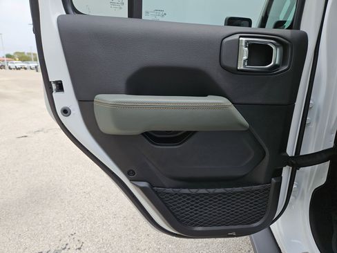 New 2025 Jeep Gladiator Mojave image 14