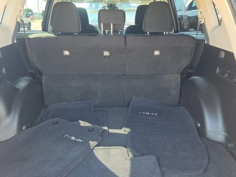 Used 2018 Toyota RAV4 LE FWD image 3