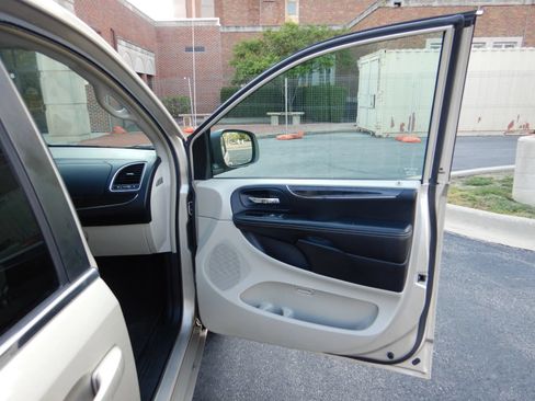 Used 2013 Chrysler Town & Country Touring FWD image 17