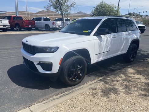 Used 2023 Jeep Grand Cherokee Limited w/ Black Appearance Package AWD/4WD image 5