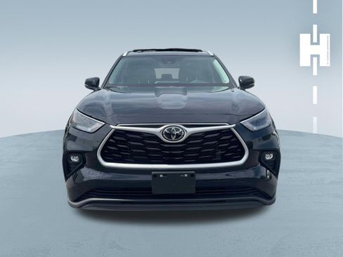 Used 2023 Toyota Highlander XLE image 2