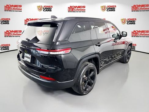 Used 2023 Jeep Grand Cherokee Altitude AWD/4WD image 17