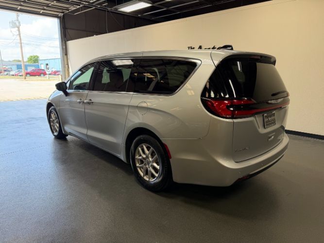 Used 2024 Chrysler Pacifica Touring-L FWD image 2