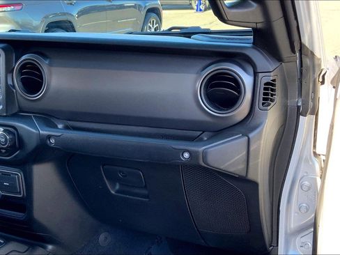 Certified 2023 Jeep Gladiator Willys image 17