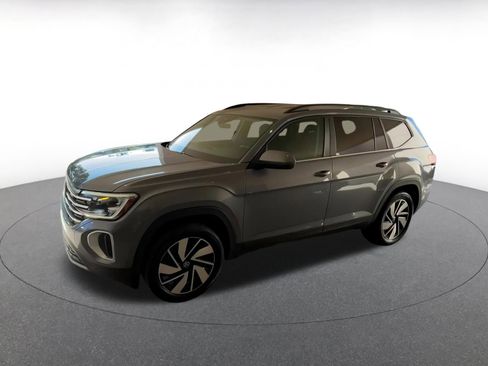 Used 2025 Volkswagen Atlas SE image 8