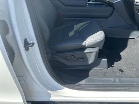 New 2025 Ford Expedition Active image 32