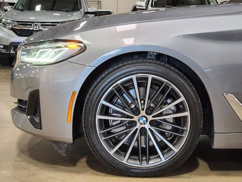 Used 2023 BMW 530i w/ Premium Package image 5