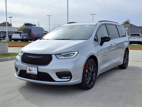 New 2026 Chrysler Pacifica Limited w/ S Appearance Package FWD image 3