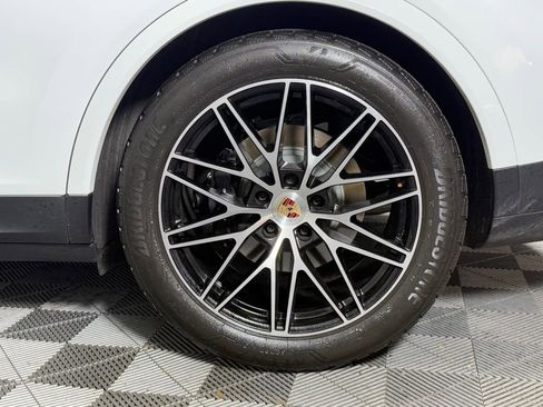 Certified 2025 Porsche Cayenne Coupe image 12