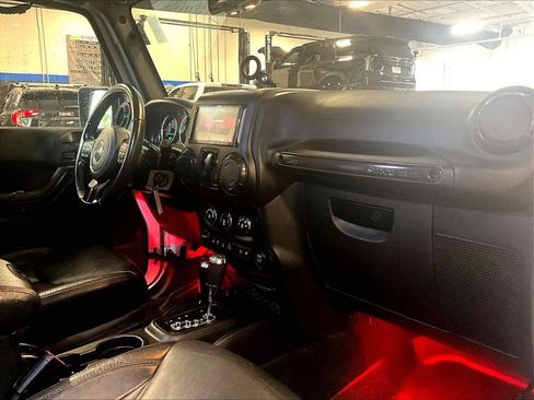 Used 2017 Jeep Wrangler Sahara AWD/4WD image 14