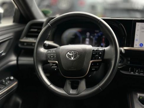 Used 2023 Toyota Crown AWD/4WD image 18