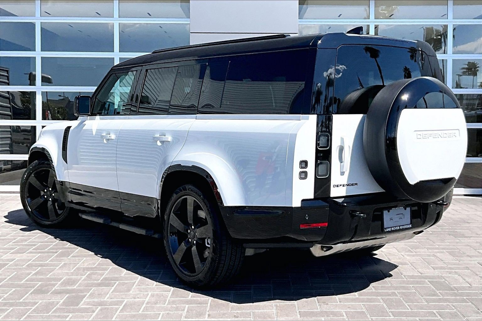 New 2026 Land Rover Defender 130 X-Dynamic SE AWD/4WD image 3