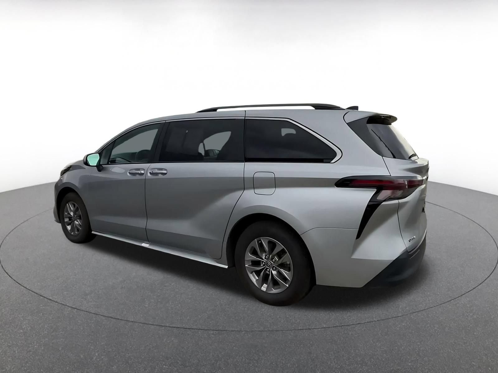 Used 2025 Toyota Sienna XLE FWD image 9
