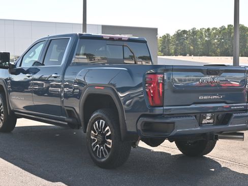 Used 2025 GMC Sierra 2500 Denali Ultimate image 9