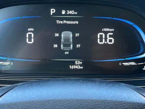 Used 2025 Hyundai Venue SEL image 29