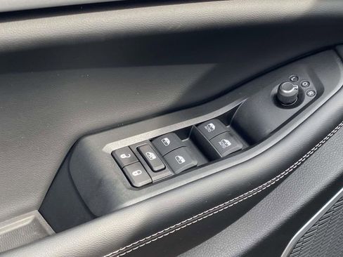 New 2026 Jeep Grand Cherokee Limited w/ Luxury Tech Group II RWD image 39