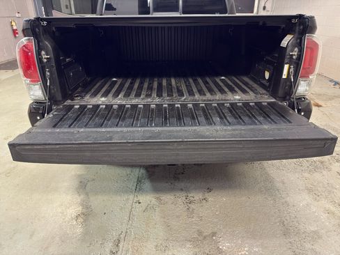 Used 2016 Toyota Tacoma Limited image 30