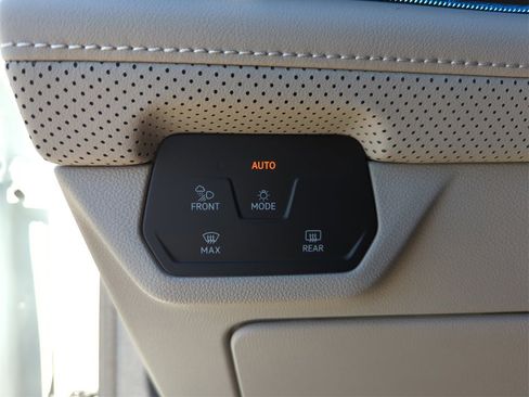 Used 2025 Volkswagen Atlas SEL Premium R-Line image 39