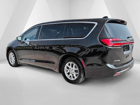 Used 2023 Chrysler Pacifica Touring-L FWD image 5