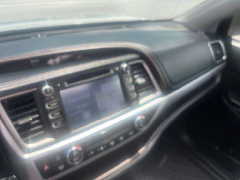 Used 2016 Toyota Highlander XLE FWD image 3