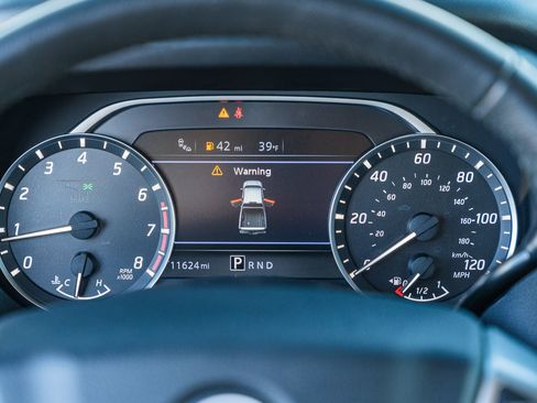 Used 2024 Nissan Titan SV w/ SV Convenience Package image 24