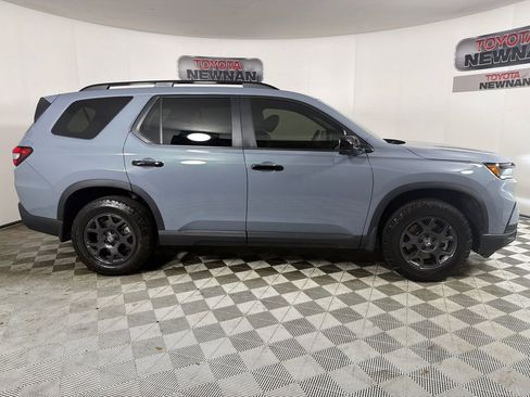 Used 2025 Honda Pilot TrailSport image 3