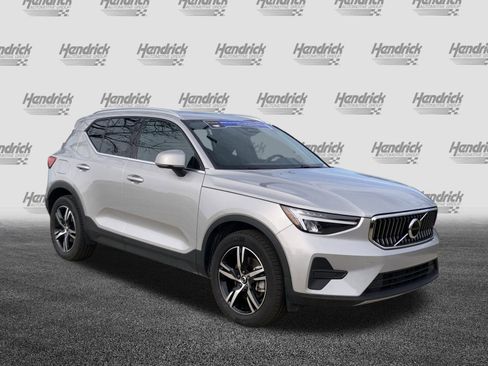 Used 2025 Volvo XC40 B5 Core image 2