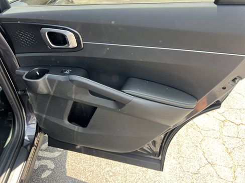 Used 2025 Kia Sorento S FWD image 16