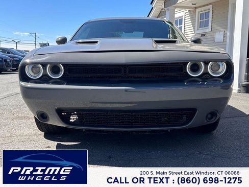 Used 2017 Dodge Challenger SXT RWD image 2