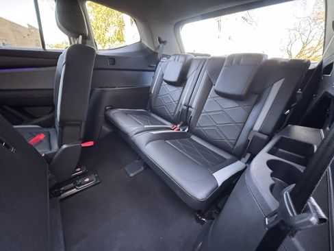 Used 2024 Volkswagen Atlas Peak Edition SE image 38
