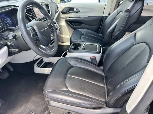 Used 2024 Chrysler Pacifica Touring-L FWD image 16
