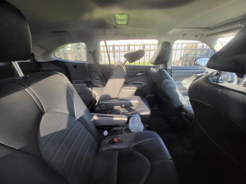 Used 2021 Toyota Highlander XLE FWD image 9