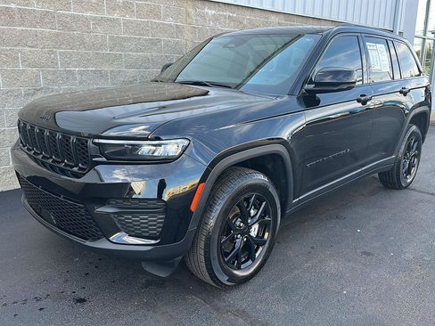 Used 2025 Jeep Grand Cherokee Altitude AWD/4WD image 38
