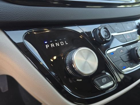 Used 2024 Chrysler Pacifica Touring-L FWD image 23