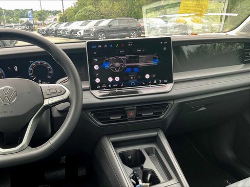 New 2025 Volkswagen Tiguan SE image 13