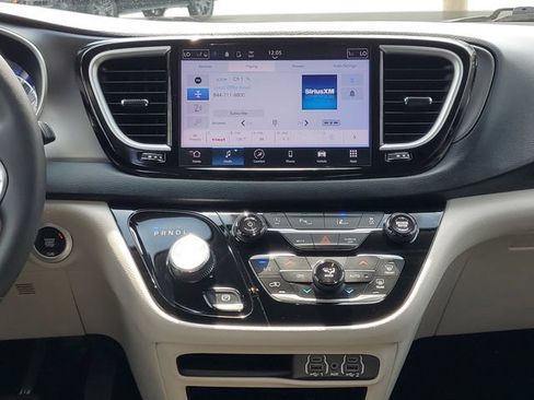 Used 2024 Chrysler Pacifica Touring-L FWD image 31