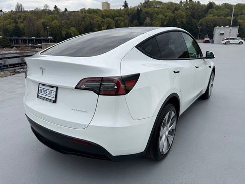 Used 2024 Tesla Model Y Long Range image 3