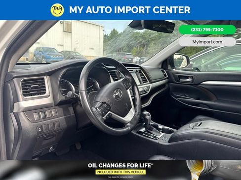 Used 2019 Toyota Highlander XLE AWD/4WD image 8