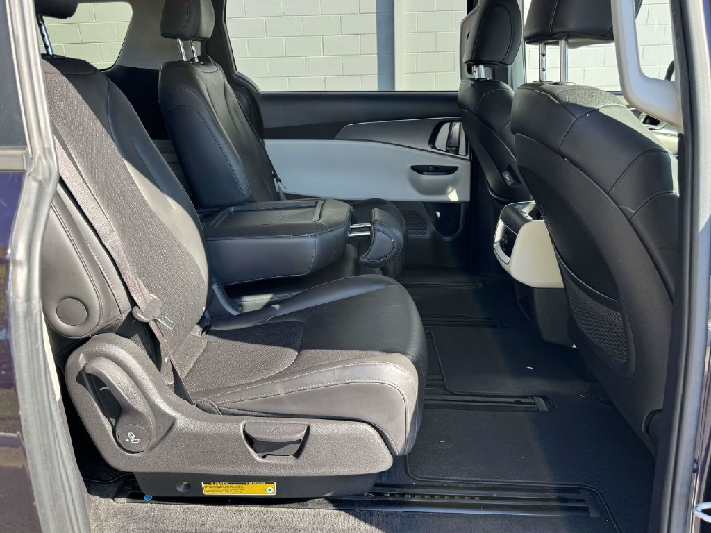 Used 2022 Kia Carnival LX FWD image 15
