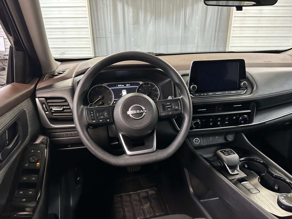 Used 2023 Nissan Rogue S AWD/4WD image 2