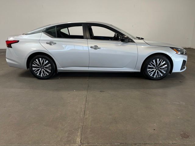 Used 2024 Nissan Altima 2.5 SV FWD image 2