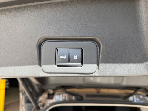 Used 2025 Nissan Rogue SV image 23