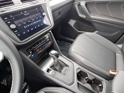 Certified 2023 Volkswagen Tiguan SE w/ Panoramic Sunroof Package image 25