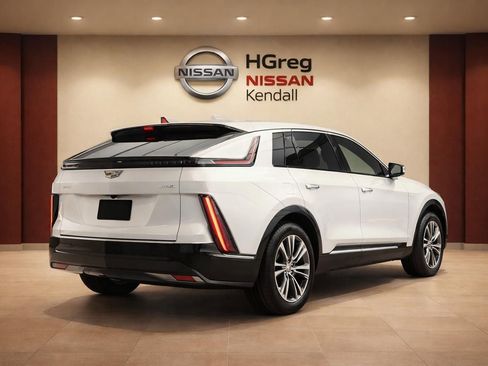 Used 2024 Cadillac Lyriq Luxury AWD/4WD image 6